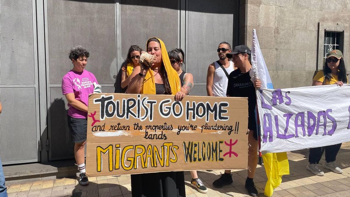 Colectivo antirracista luce pancarta en Santa Cruz de Tenerife.