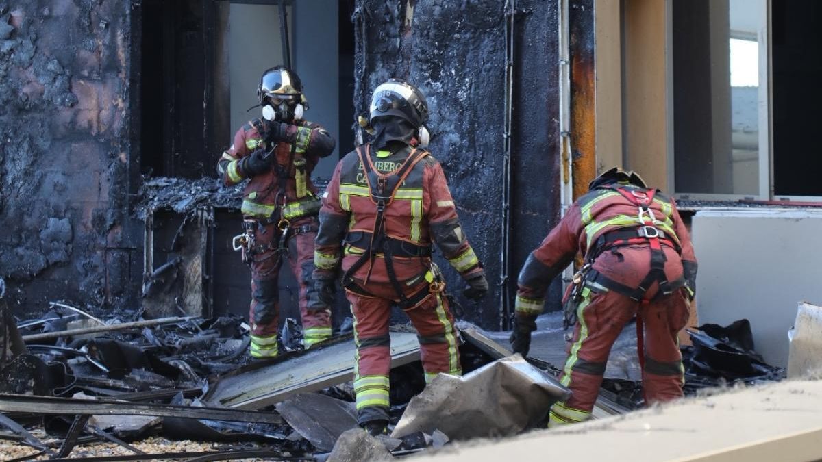 Cartagena firefighters analyze the fire at the Santa Lucia Hospital/Cartagena City Hall