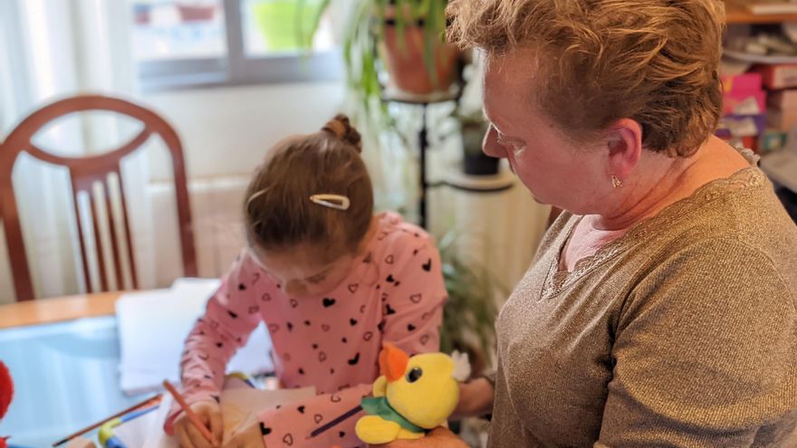 Dormir en el sofá para acoger en España a una nieta huida de la invasión rusa