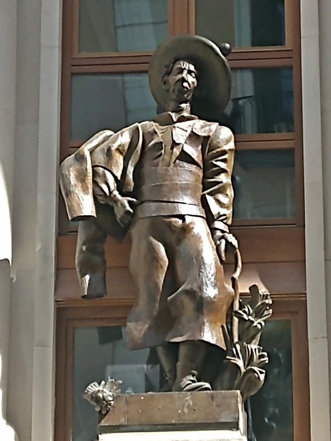 Una de las figuras del conjunto escultórico del Albéniz