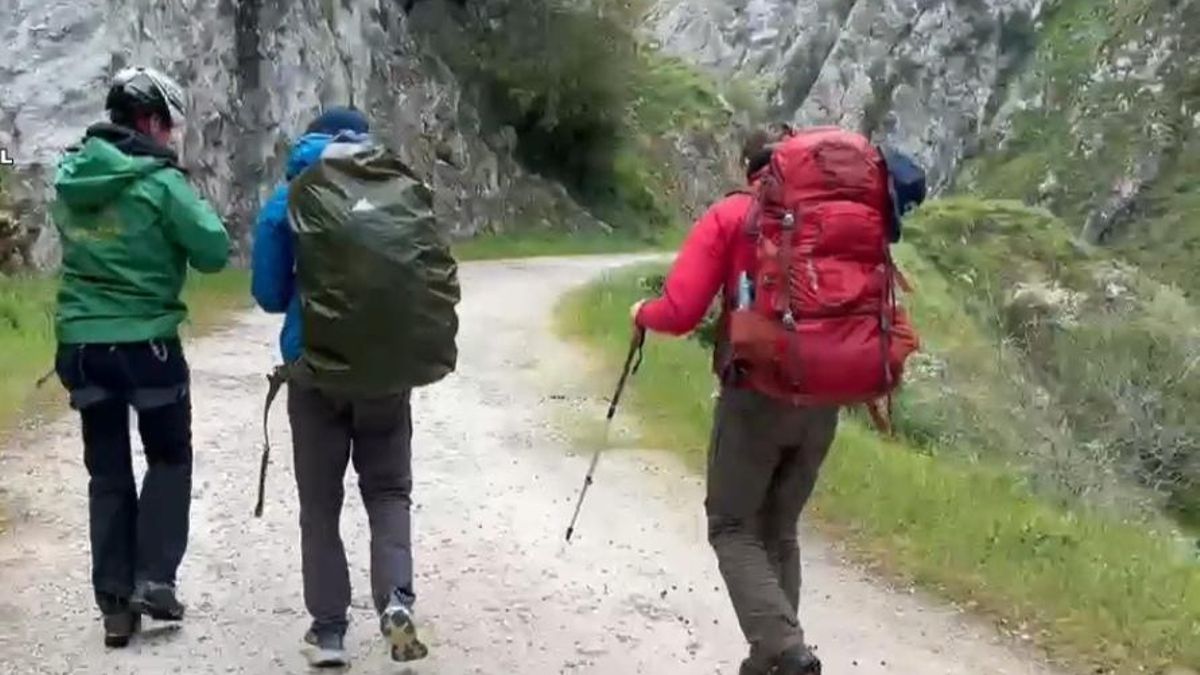 La Guardia Civil de Asturias y León rescatan a tres montañeros en Picos de Europa en medio de una intensa niebla