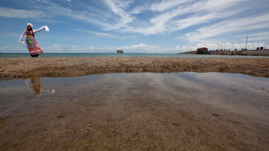El lago Qinghai, en la meseta tibetana, bajo presión por su expansión y el auge turístico