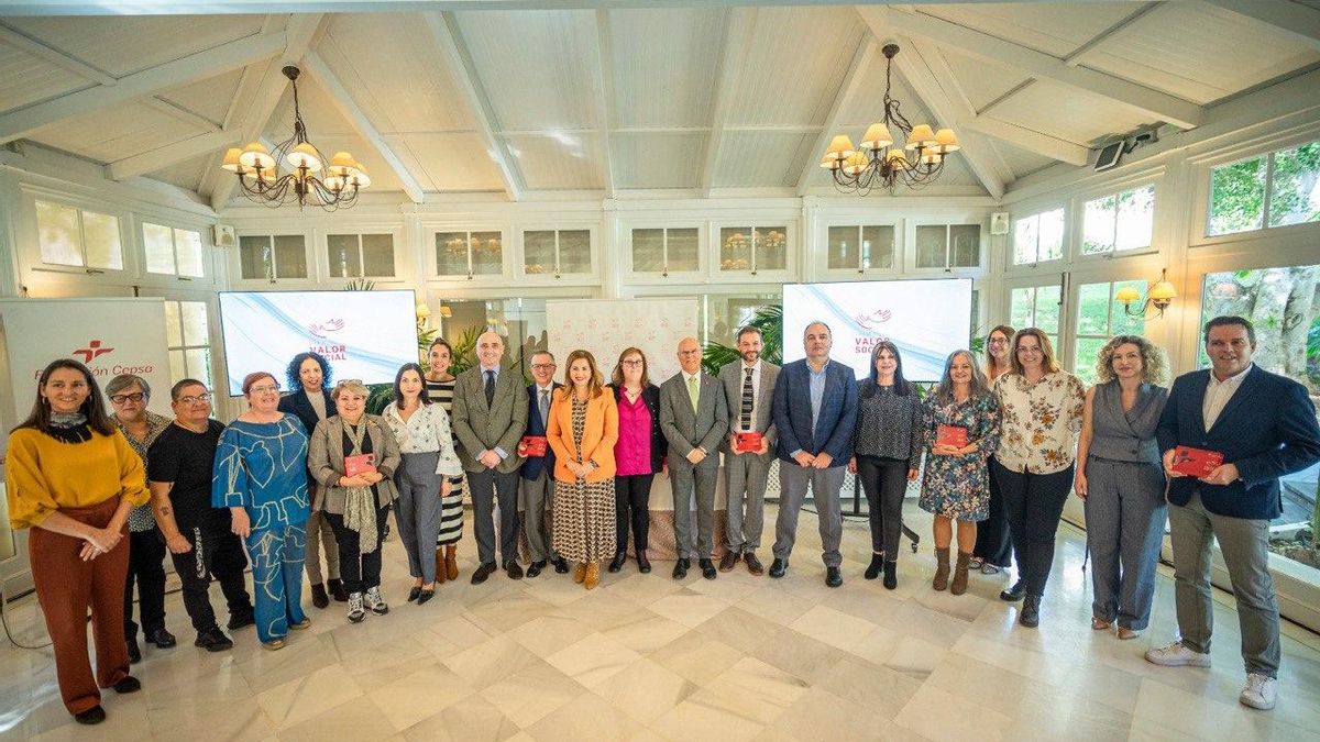 Foto de familia de los galardonados con los Premios Valor Social 2023 de Fundación Cepsa.