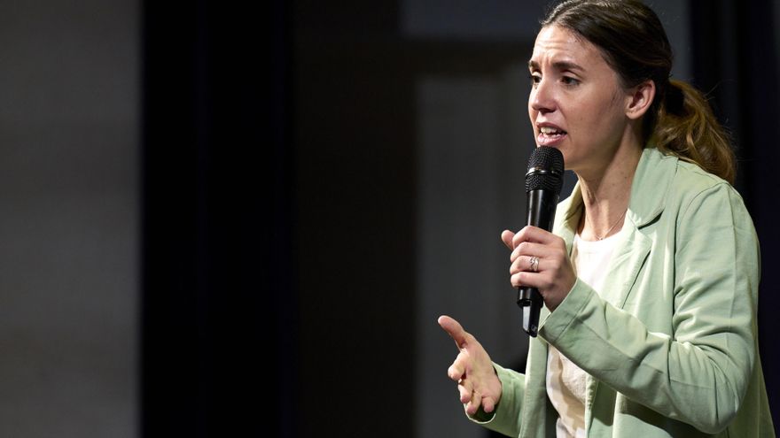La ministra de Igualdad, Irene Montero, interviene durante un acto de campaña de Podemos-IU, en el paraninfo de la Magdalena, a 25 de mayo de 2023