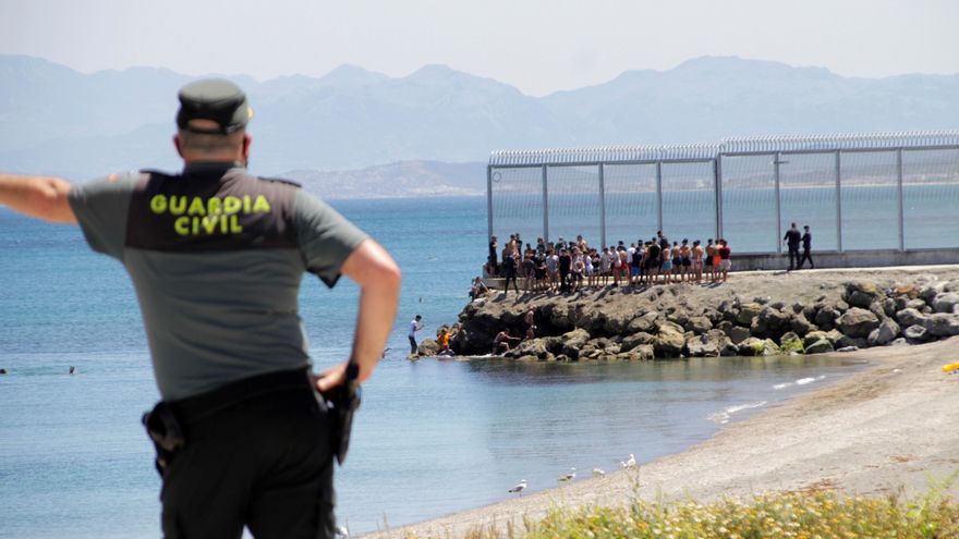 Dos inmigrantes marroquíes consiguen alcanzar a nado la costa de Ceuta