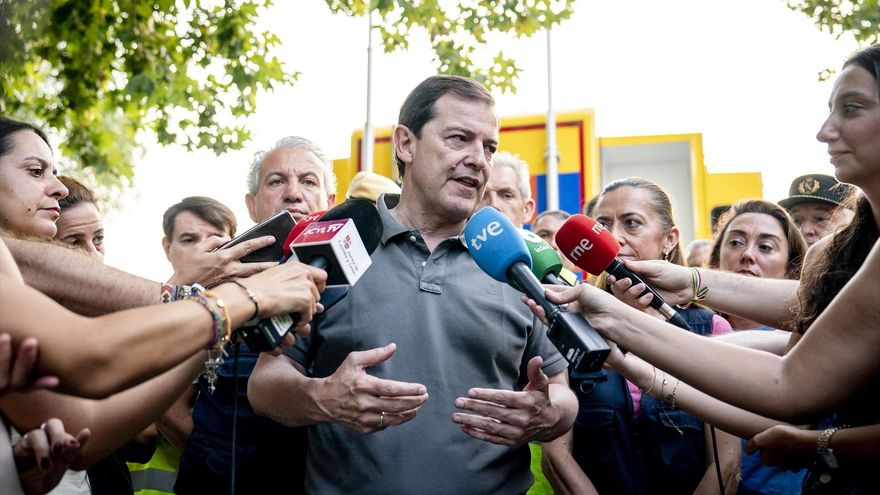 El presidente de la Junta de Castilla y León, Alfonso Fernández Mañueco, atiende a los medios de comunicación, en el Puesto de Mando Avanzado (PMA), a 28 de julio de 2026, en Navaluenga, Ávila, Castilla y León (España). A. Pérez Meca / Europa Press