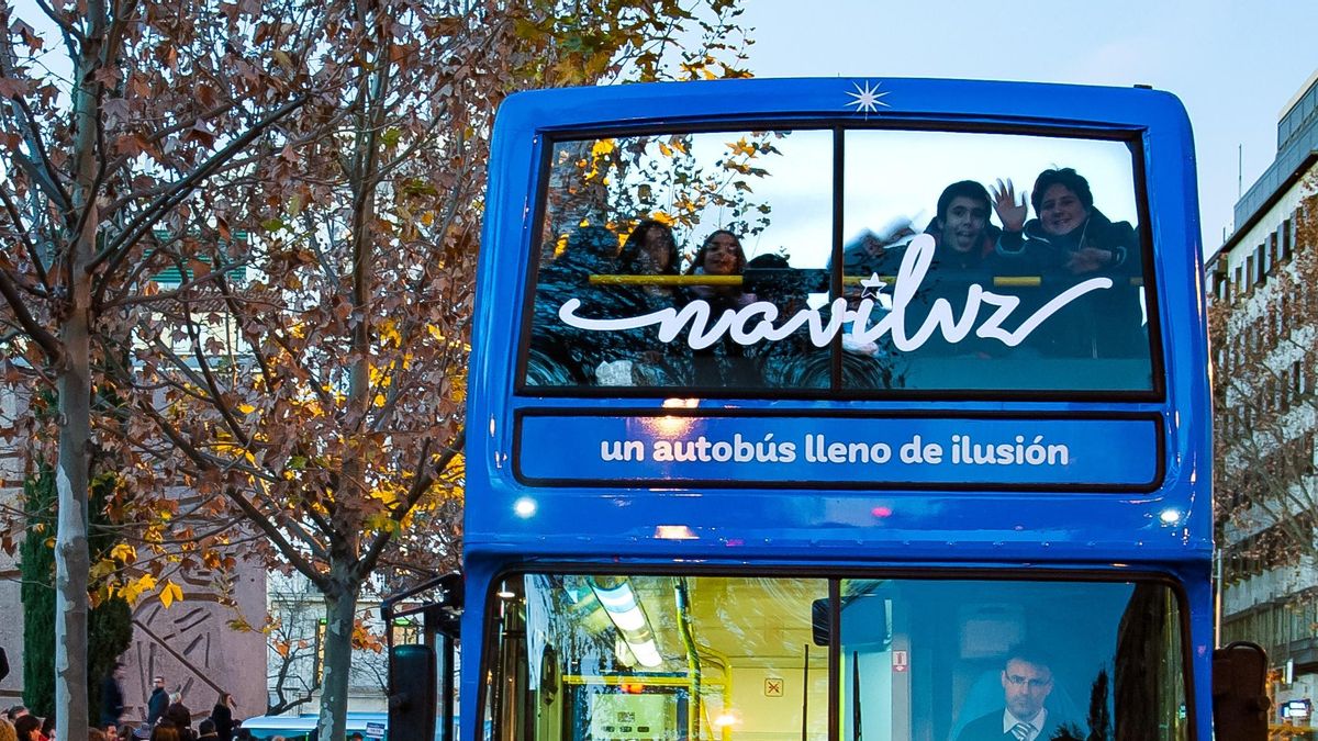 Naviluz, el bus de la Navidad en Madrid, pasa de 2 a 15 euros por billete después de que Almeida regalara la marca a Alsa