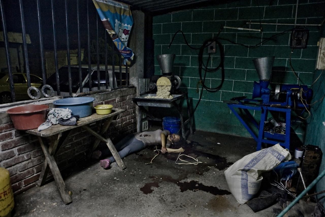 Una joven asesinada mientras trabajaba en un molino de maix en Soyapango, una de las áreas más pobres de los alrededores de San Salvador. Estaba embarazada. La mayoría de mujeres asesinadas en El Salvador tenían entre 15 y 25 años./Edu Ponce (RUIDO Photo)