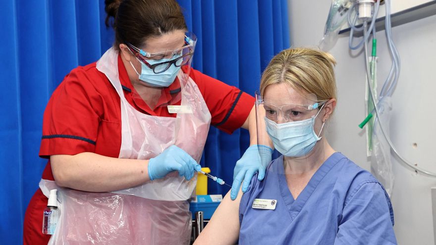 Una enfermera es vacunada con el preparado de Pfizer BioNTech en un hospital de Dublín. EFE/EPA/MARC O'SULLIVAN /Archivo