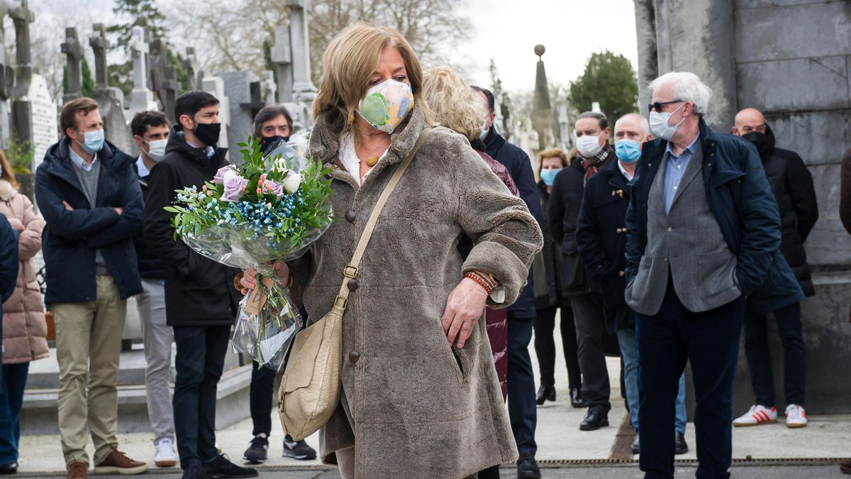 La presidenta del Colectivo de Víctimas del Terrorismo (Covite), Consuelo Ordóñez, coloca un ramo de flores durante el acto en homenaje a su hermano Gregorio Ordóñez