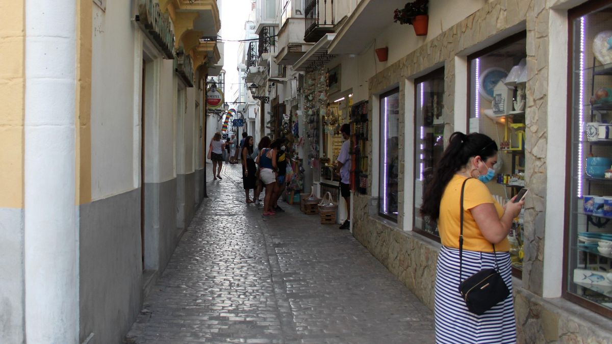 Archivo - Una persona con mascarilla en las calles del centro de Tarifa