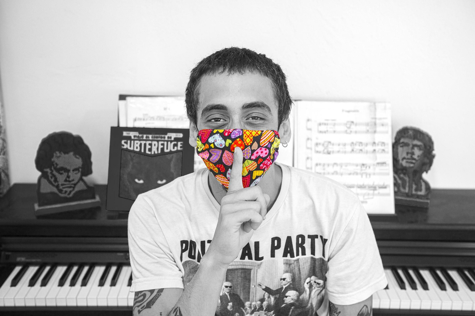 Joshua Delgado, bajista del grupo Texxcoco.