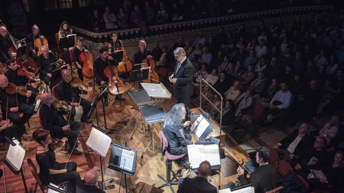 Fundada en 1987, la trayectoria de esta orquesta también destaca por su versatilidad y su capacidad para conectar con audiencias masivas