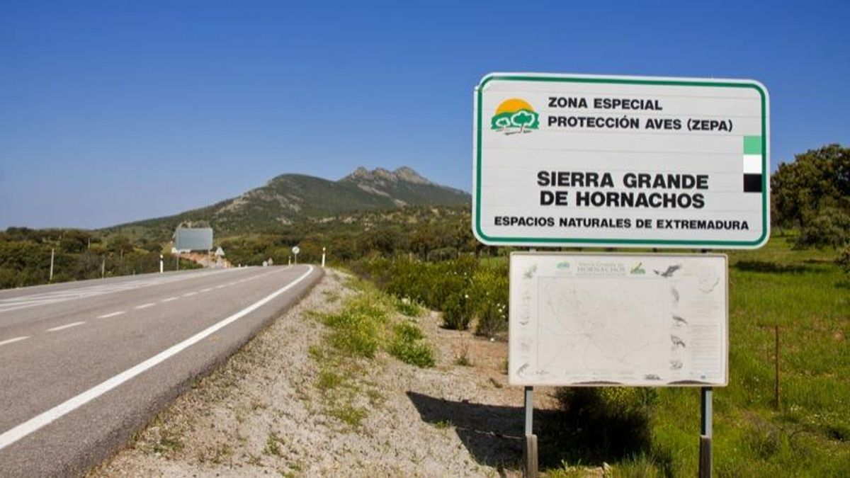 Cartel que indica que la Sierra Grande de Hornachos (Badajoz) es zona ZEPA