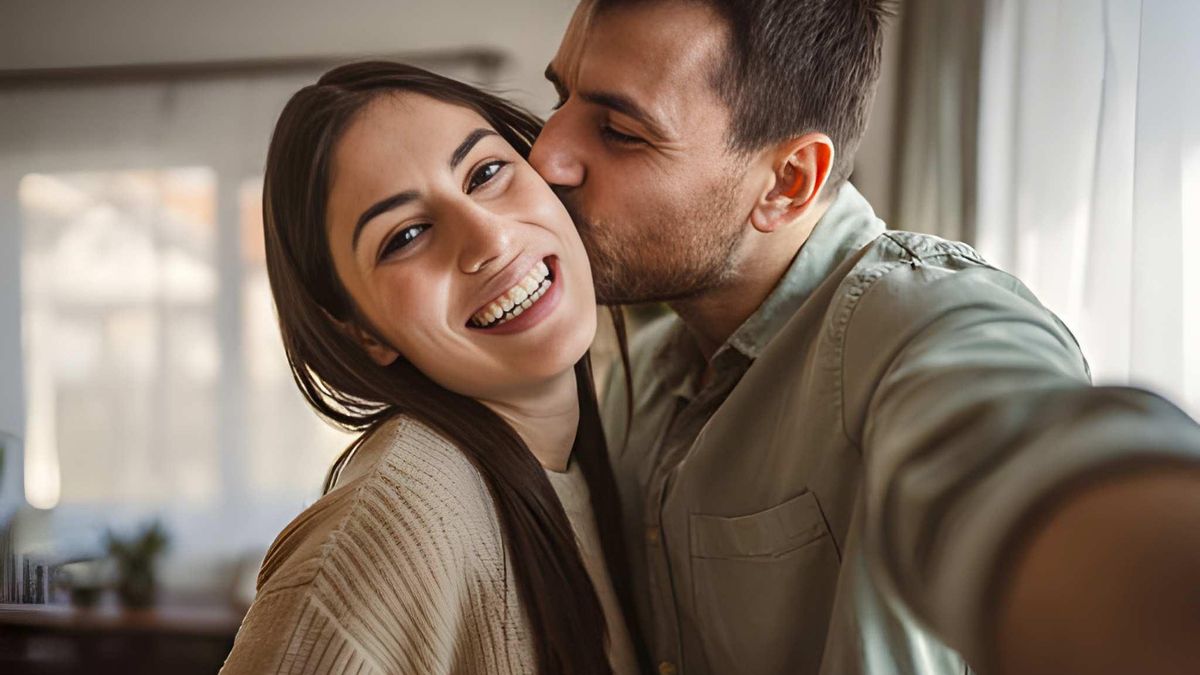 ¿Podrían los neandertales haber besado igual que nosotros? La ciencia empieza a inclinarse por el sí