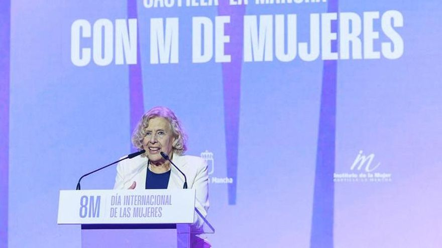 Manuela Carmena hace un llamamiento para que las mujeres “dirijan el mundo y eviten las guerras”