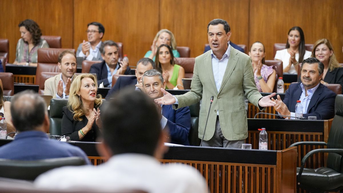 El presidente de la Junta de Andalucía, Juanma Moreno, durante la sesión de control en el pleno del Parlamento andaluz