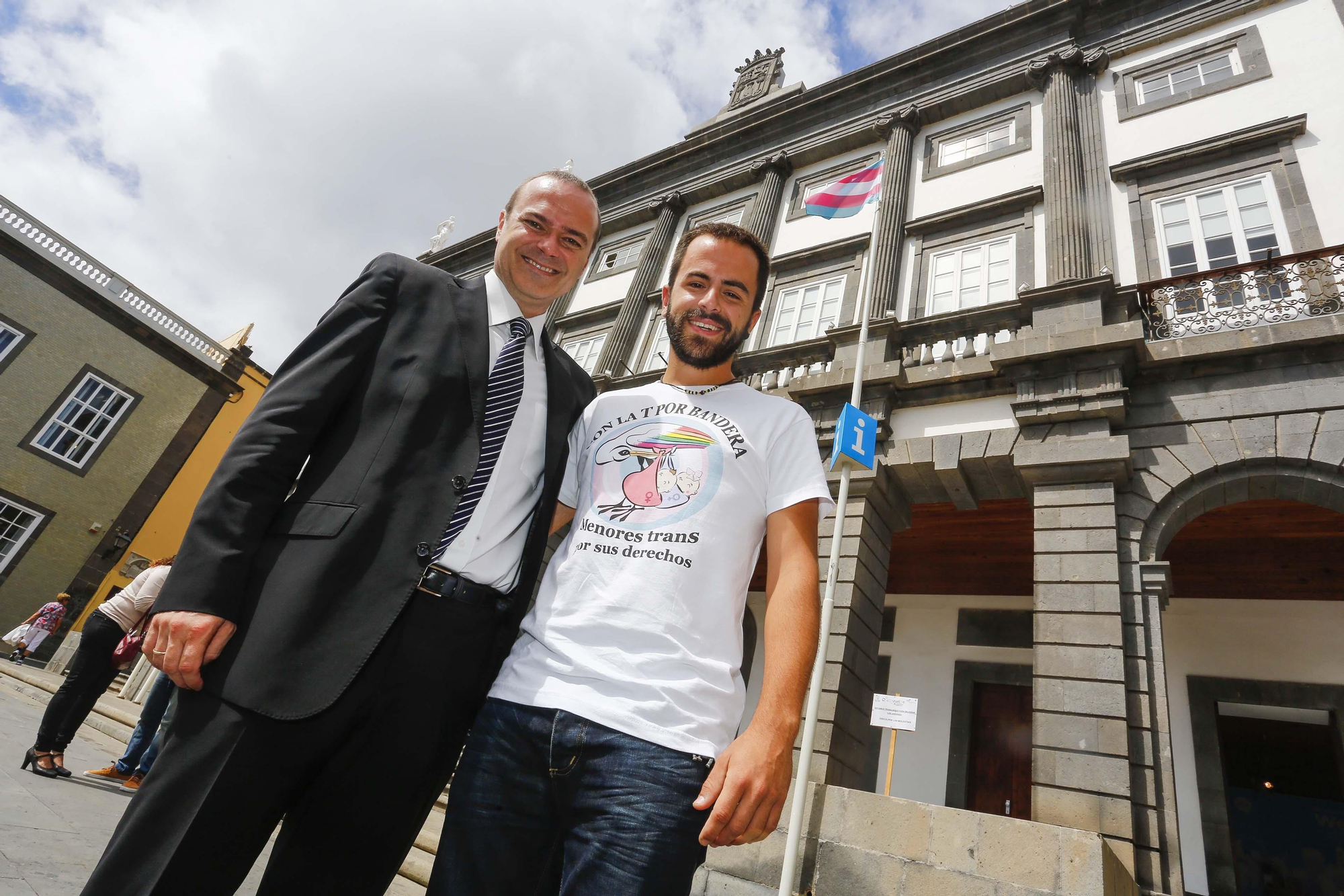 Izado de la bandera transexual en el Ayuntamiento de Las Palmas de Gran Canaria.