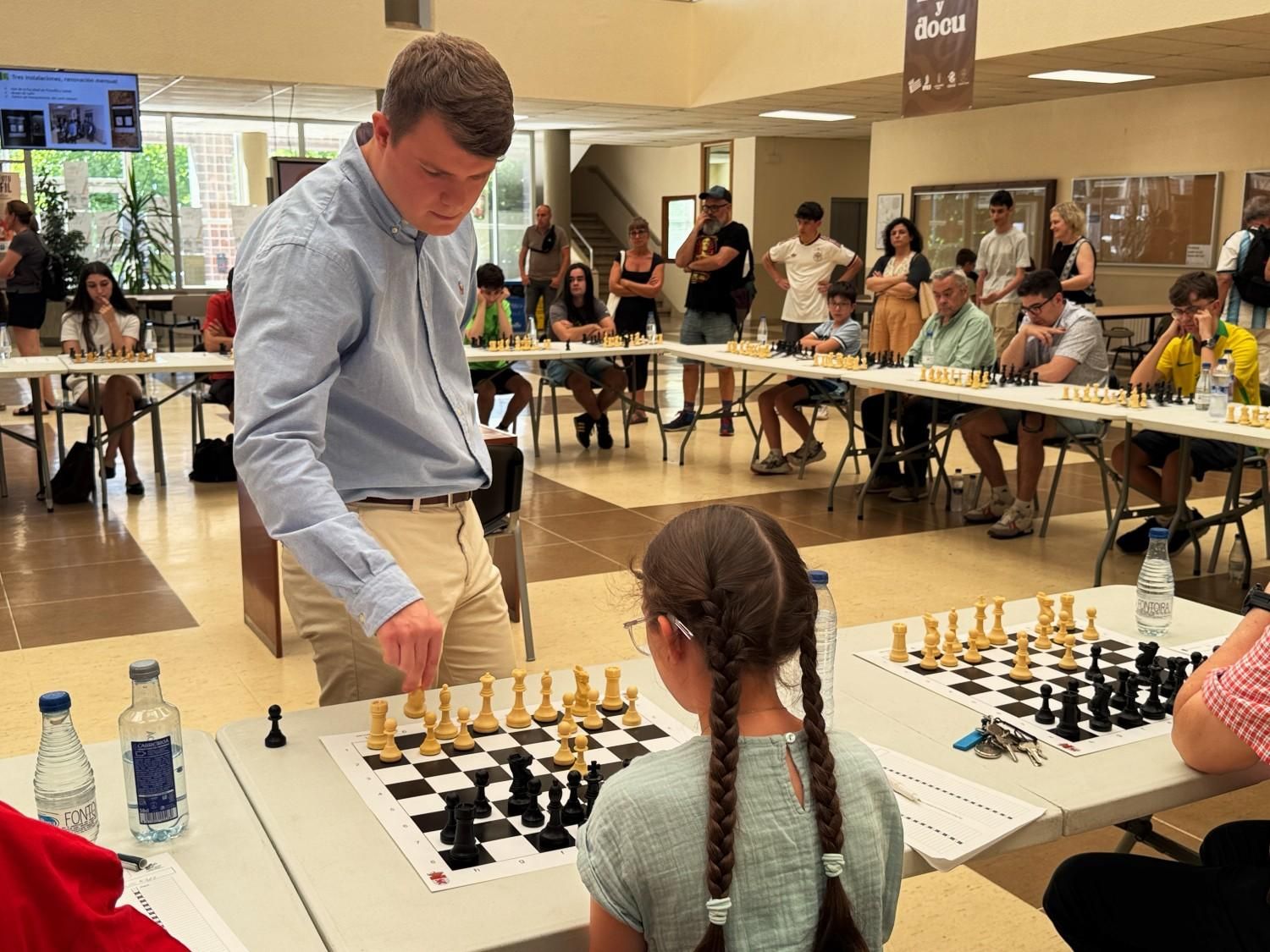 El Gran Maestro Kirill Alekseenko en las simultáneas de ajedrez de la Universidad de León en el Magistral 2026.