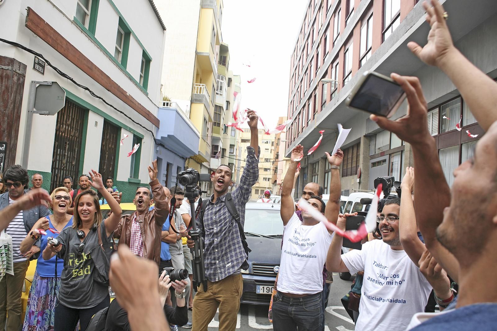 Performance frente al Consulado de Marruecos de Pallasos en Rebeldía (ALEJANDRO RAMOS)