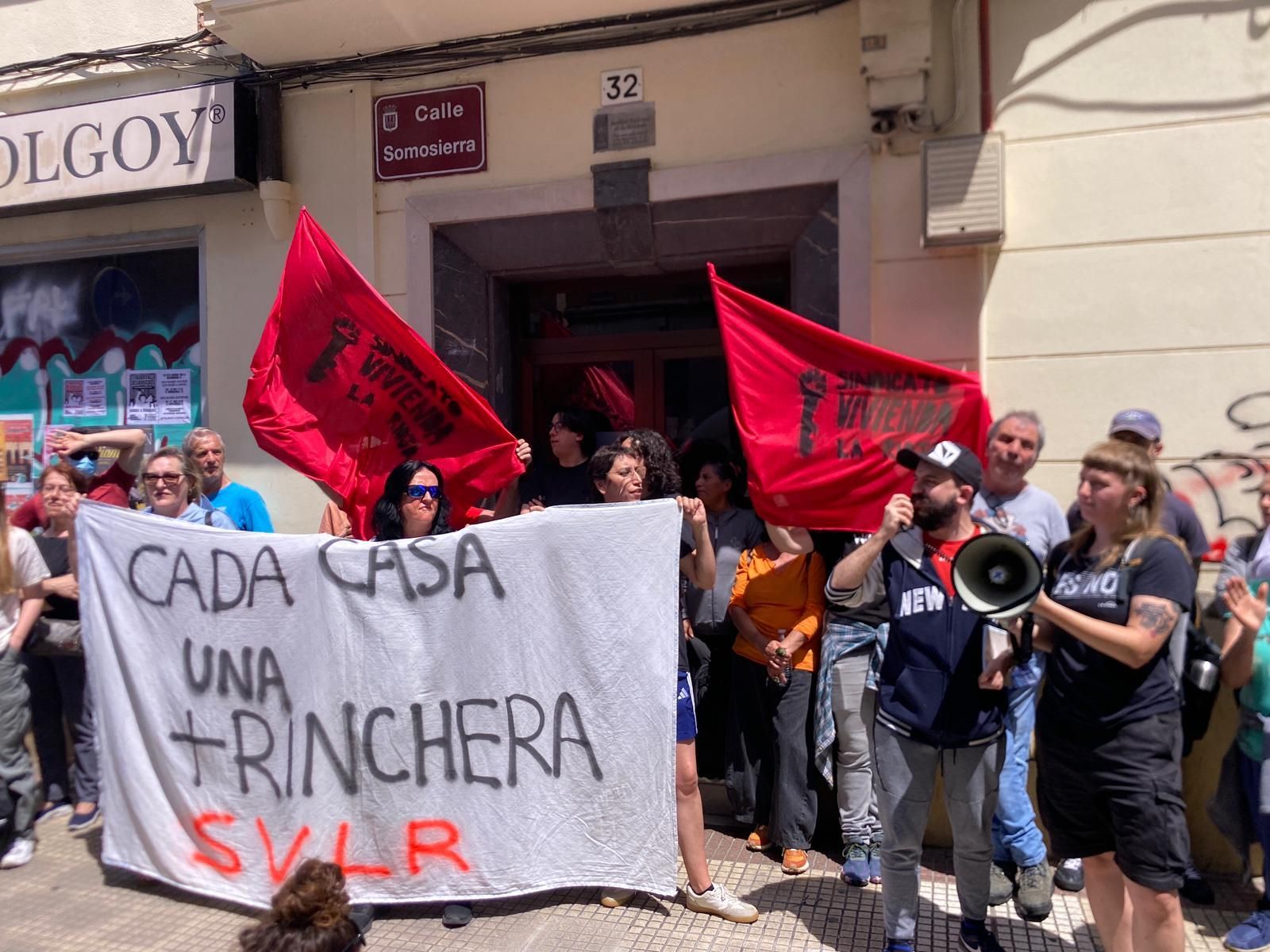 Concentración ciudadana contra el desahucio de una madre y sus dos hijas en Logroño