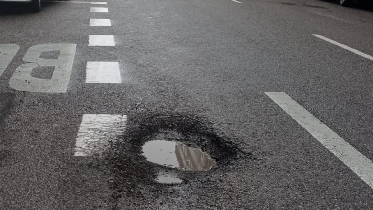 Un bache provocado por las lluvias.