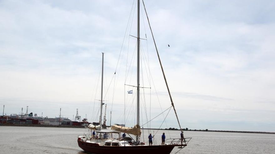 Los tripulantes del velero "Pros" llegan este lunes a Buenos Aires (Argentina), sumando un nuevo destino a la recreación de la ruta que hace cinco siglos abrieron Fernando de Magallanes y Juan Sebastián Elcano, una aventura que les llevará tres años y 20 días y que partió desde Las Palmas de Gran Canaria el pasado 15 de noviembre de 2019.