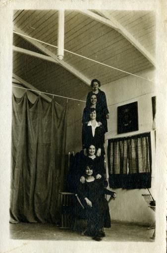 Grupo de mujeres en el Museo de Artes Decorativas de Madrid