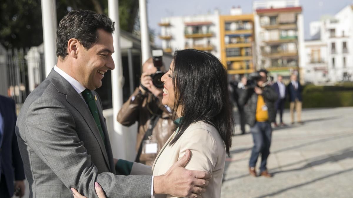 El presidente de la Junta, Juanma Moreno, saluda a Marta Bosquet, entonces presidenta del Parlamento andaluz y dirigente de Ciudadanos, en una imagen de 2020.