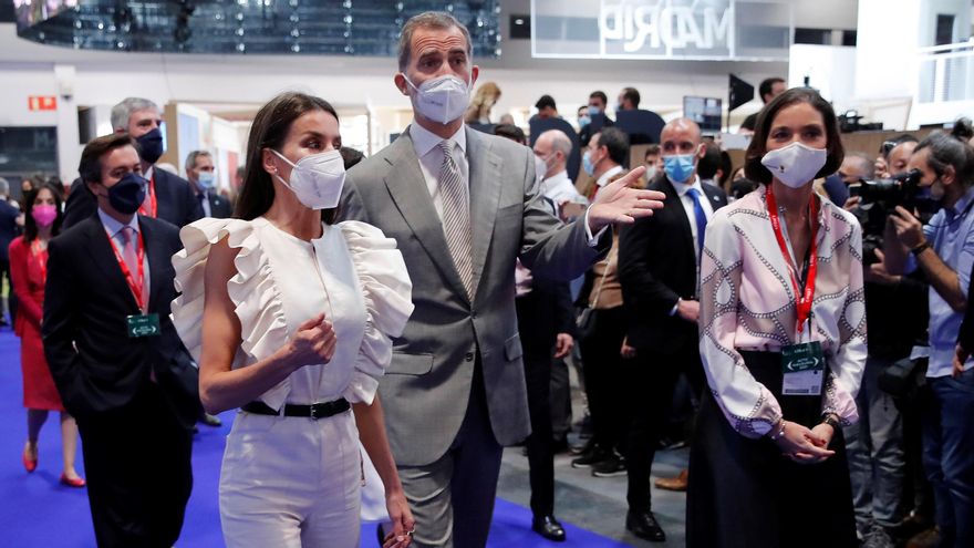Los reyes de España, Felipe VI (c) y Letizia (2i), inauguran la 41 edición de la Feria Internacional del Turismo, Fitur, acompañados por la ministra de Industria, Comercio y Turismo, Reyes Maroto (d), este miércoles en el recinto ferial IFEMA de Madrid. EFE/Juan Carlos Hidalgo