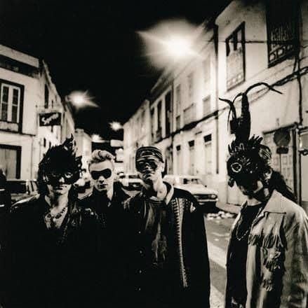 U2 posan en las calles de Santa Cruz