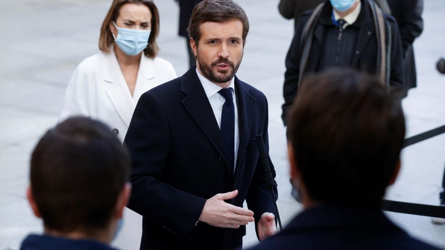 El líder del PP, Pablo Casado atiende a la prensa a su llegada al acto. EFE/Juan Carlos Hidalgo