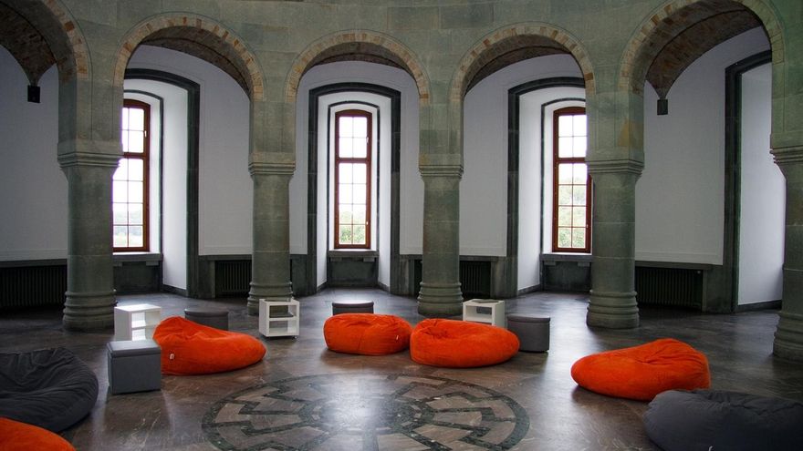 Un símbolo del sol negro en el suelo del castillo de Wewelsburg, en Alemania, utilizado por las SS