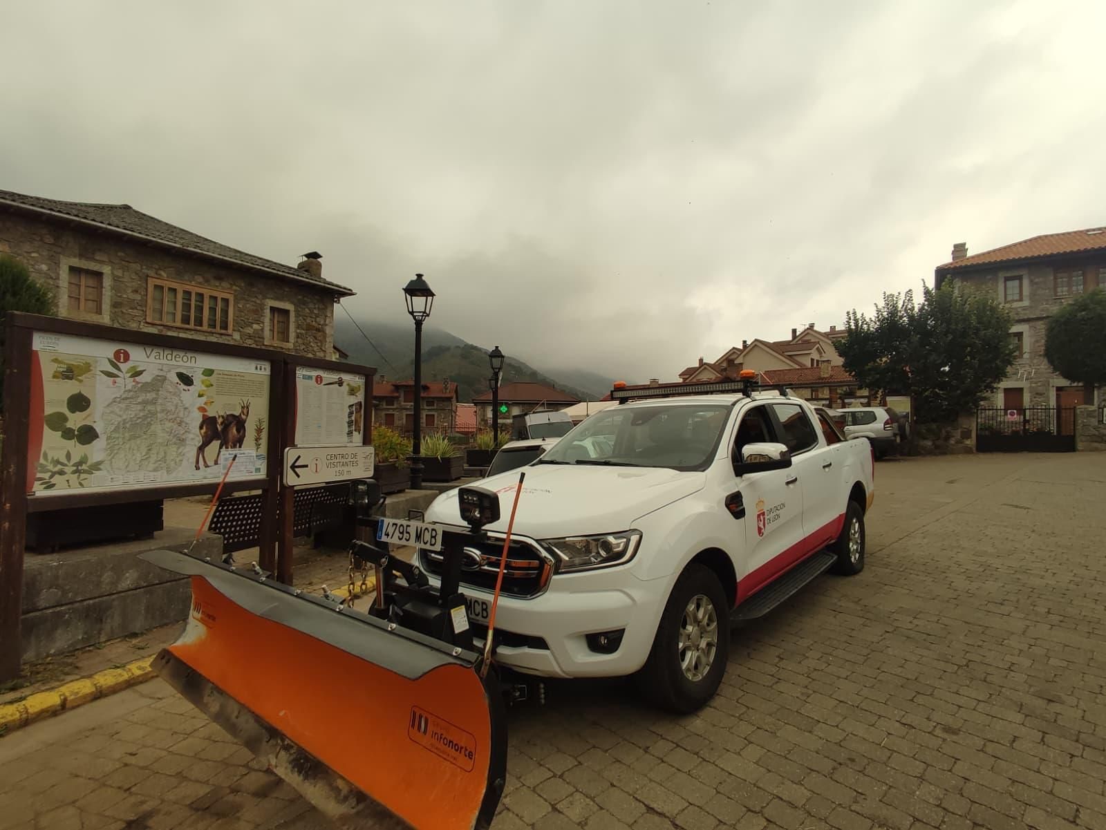 Un vehículo de la Diputación de León, con pinchazo, en Posada de Valdeón en día de incendios forestales.