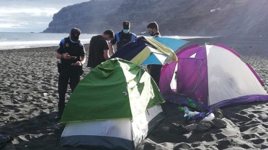 Operación de desalojo de la playa de Los Patos, en La Orotava