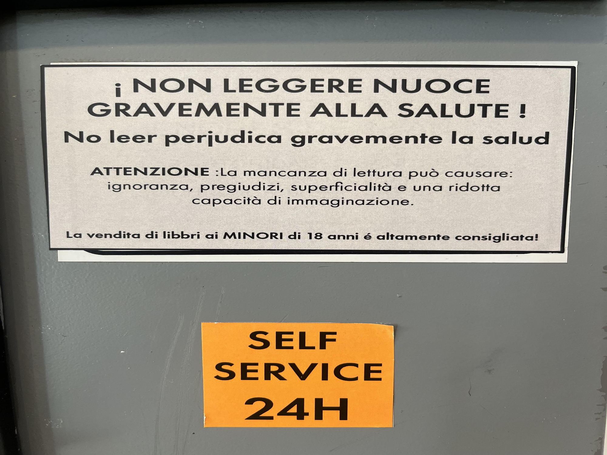Dispensador de libros en formato máquina expendedora de tabaco, con el mensaje "no leer perjudica gravemente la salud".