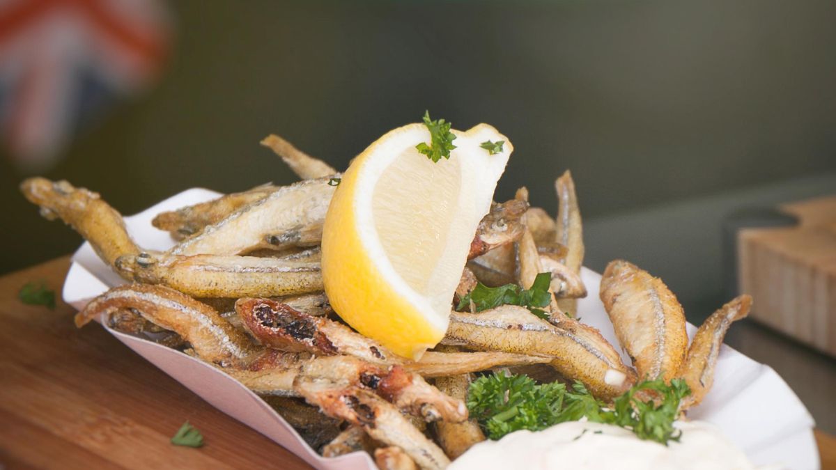 Ni huevo ni pan rallado: en qué consiste la técnica andaluza para freír pescado y que quede perfecto