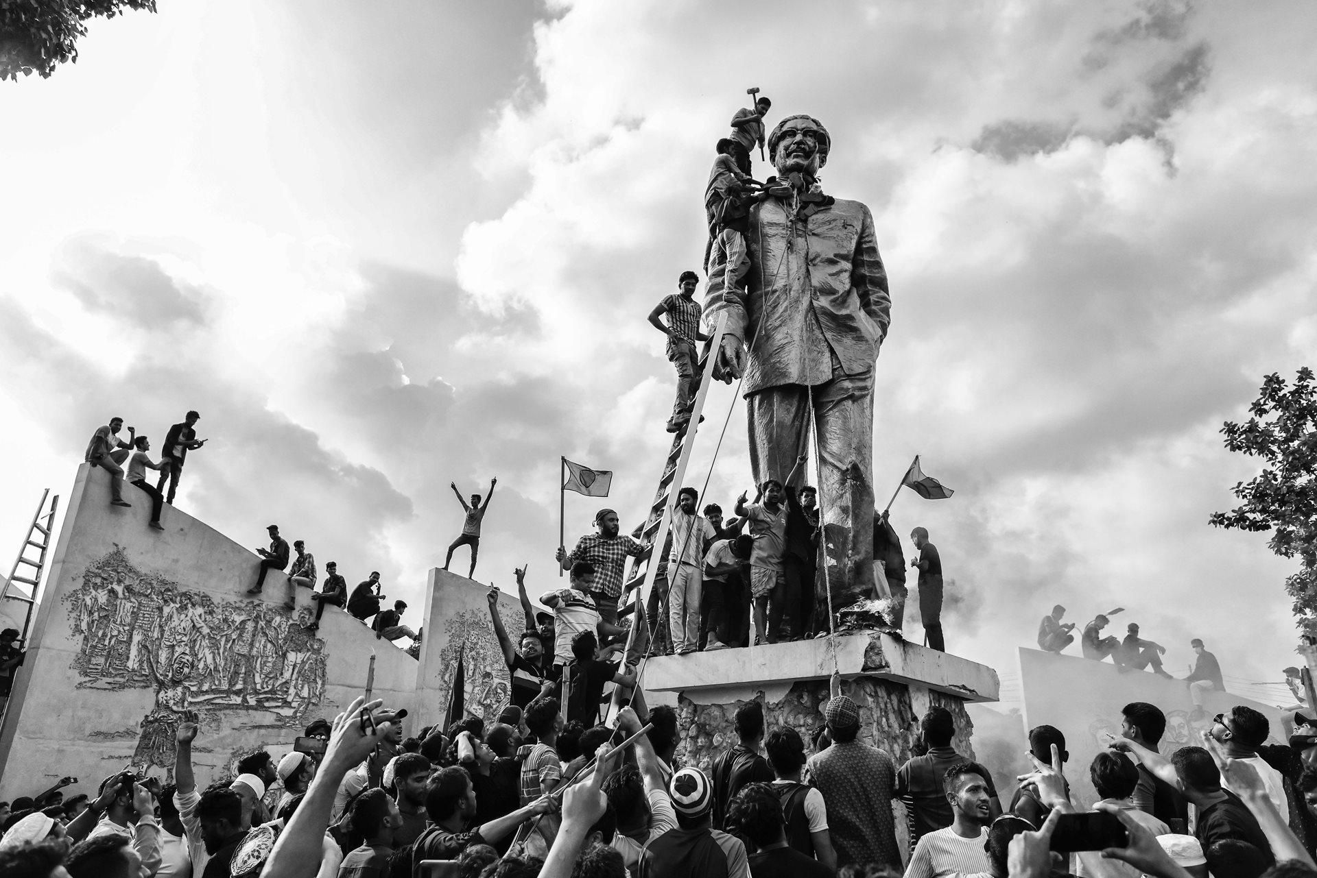 Vandalizan una estatua del que fuera presidente de Bangladés, Sheikh Mujibur Rahman