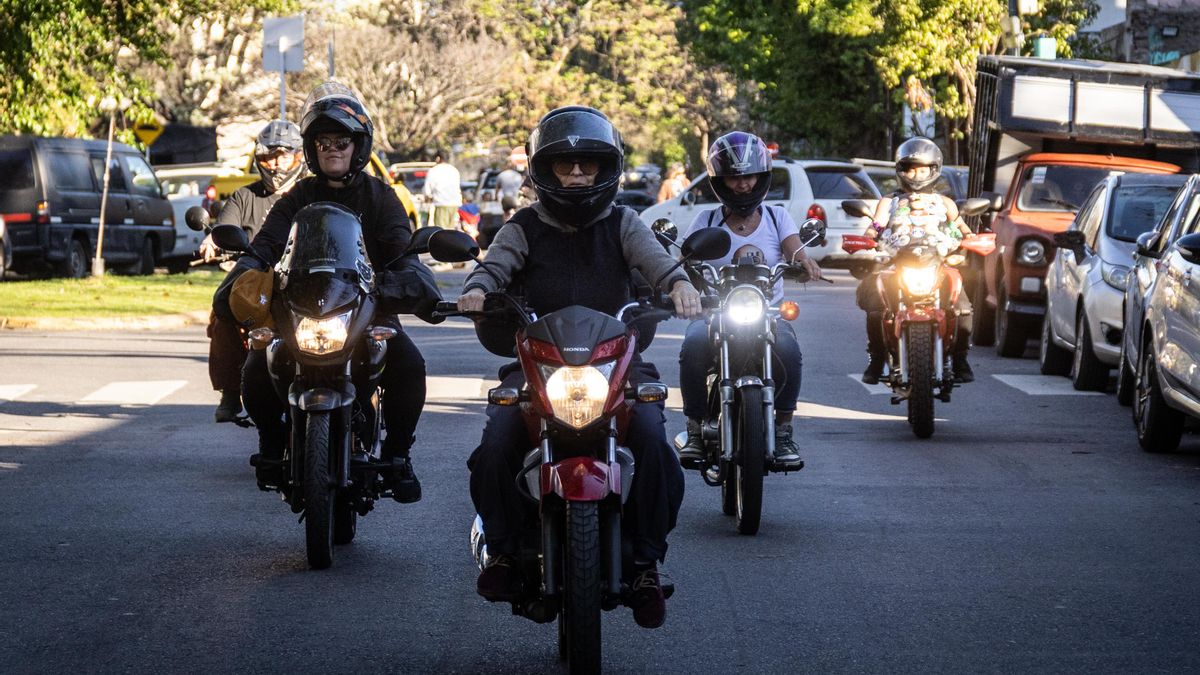 La caravana circula y se organiza. Una de las conductoras, Xoa, fue la encargada de dar las indicaciones para frenar, retomar, girar