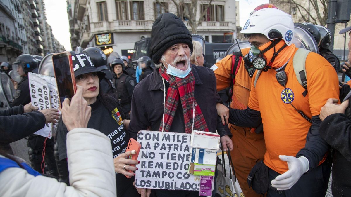 Los jubilados mantienen firmes sus marchas de los miércoles, a pesar de la represión policial.
