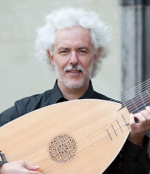El músico Eduardo Égüez con una vihuela