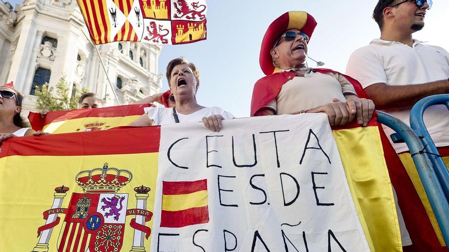 Asistentes a la manifestación con motivo del Día de Ceuta en Madrid, convocada este 2 de septiembre ante todos los ayuntamientos de España