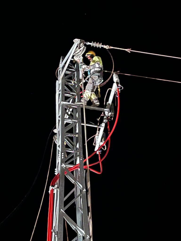 Operario trabajando de noche en un poste de media tensión en el municipio tinerfeño de Fasnia.