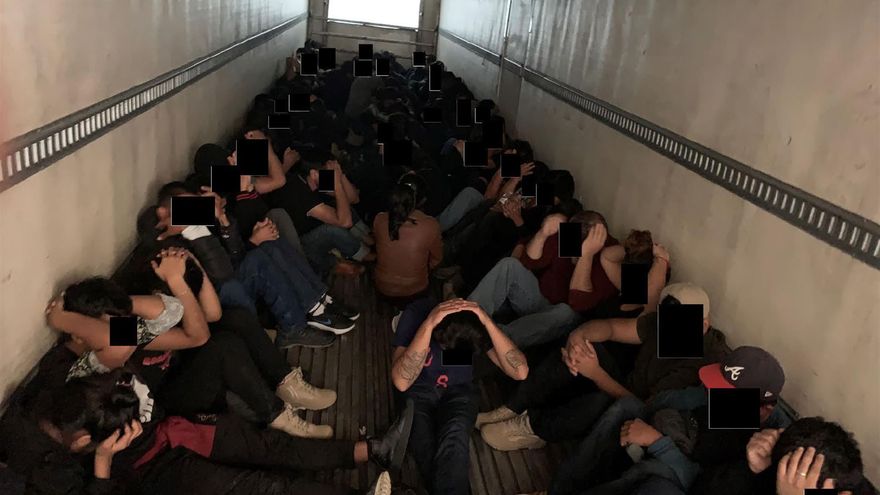 Desmantelan en EE.UU. una red que transportaba a migrantes en maletas