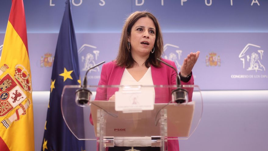 La vicesecretaria general del PSOE y portavoz del Grupo Parlamentario Socialista en el Congreso, Adriana Lastra, interviene en una rueda de prensa anterior a una Junta de Portavoces, a 25 de mayo de 2021, en el Congreso de los Diputados, Madrid, (España).