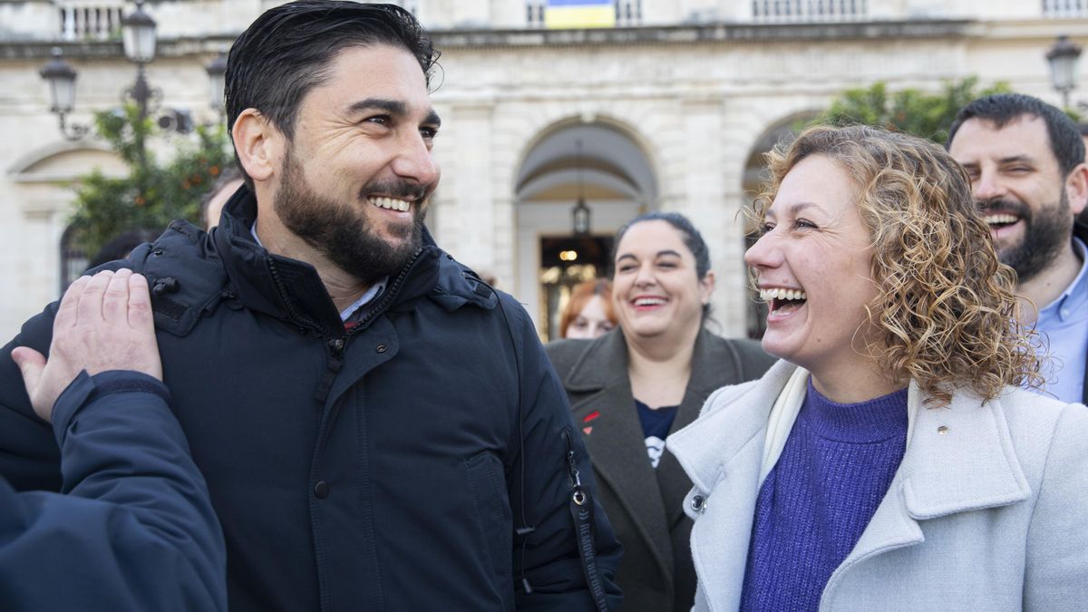 Los candidatos de Podemos e Izquierda Unida, Susana Hornillo (d) e Ismael Sánchez (i) respectivamente durante la atención a medios ante el Ayuntamiento de la capital. A 27 de enero de 2023, en Sevilla (Andalucía).