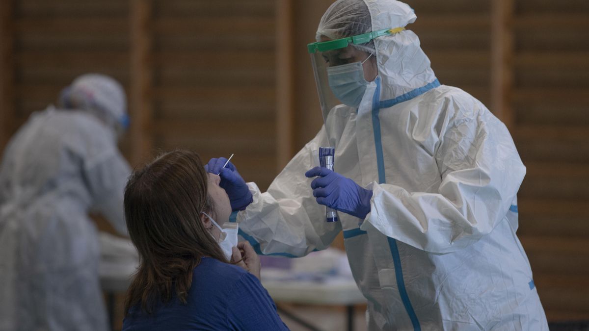 Sanitarios trabajando durante las pruebas de cribado de covid-19 con test de antígenos en pabellones deportivos de la ciudad. En el Pabellón Deportivo Pino Montano. En Sevilla (Andalucía, España), a 28 de octubre de 2020.