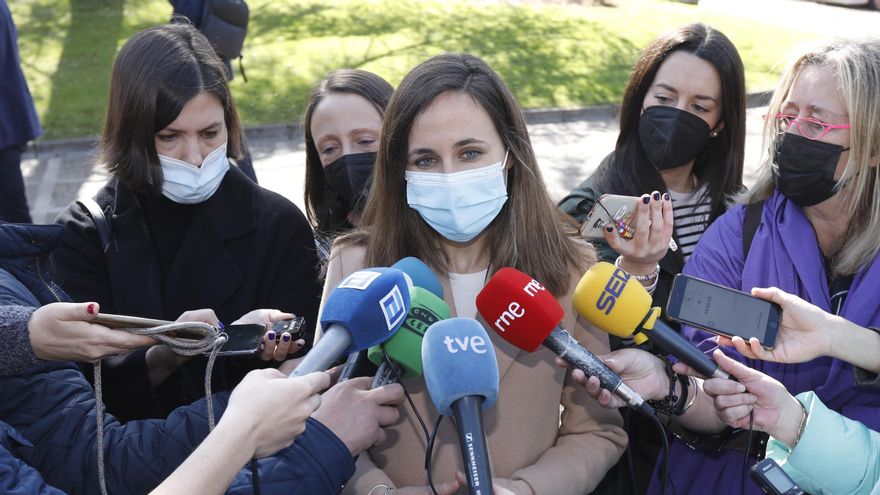 La ministra de Derechos Sociales y Agenda 2030, Ione Belarra, atiende a los medios con motivo de su visita a Asturias.
