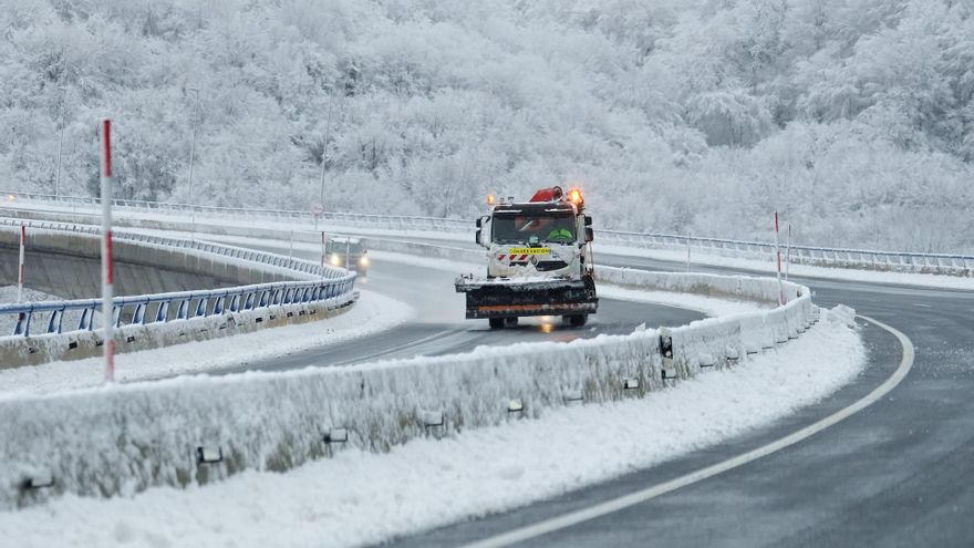 Una máquina quitanieves en una carretera de Cantabria.