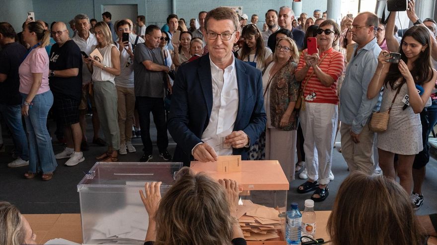 Alberto Núñez Feijóo acude a votar en el Colegio Ramiro de Maeztu.